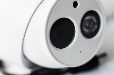 Beyaz güvenlik cctv kubbe tipi kamera yakın çekim. Objektif ve IR.