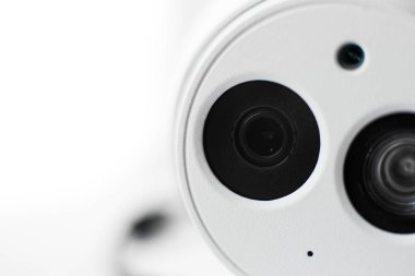 Beyaz güvenlik cctv kubbe tipi kamera yakın çekim. Objektif ve IR.