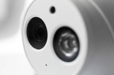 Beyaz güvenlik cctv kubbe tipi kamera yakın çekim. Objektif ve IR.