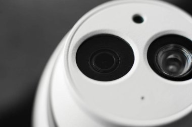 Beyaz güvenlik cctv kubbe tipi kamera yakın çekim. Objektif ve IR.