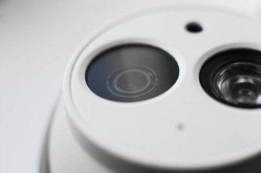 Beyaz güvenlik cctv kubbe tipi kamera yakın çekim. Objektif ve IR.