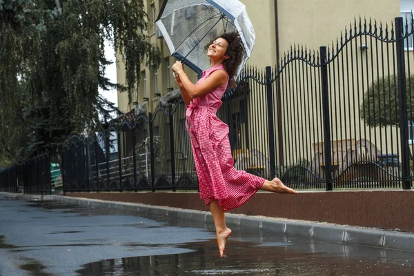 Tânără Fată Într Rochie Roșie Umbrelă Transparentă Dansând Ploaie Picioare — Fotografie, imagine de stoc