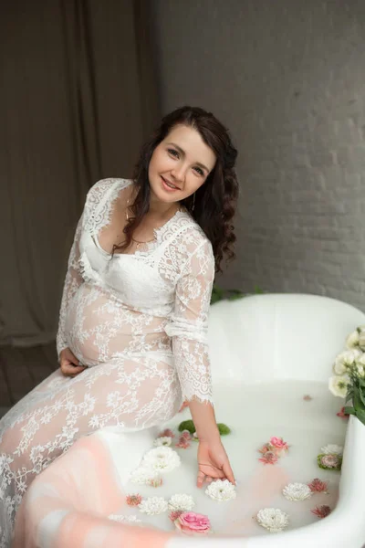 Retrato Una Hermosa Embarazada Sienta Cerca Una Bañera Con Leche — Foto de Stock