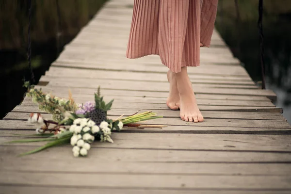 Detail Nohy Krásné Zadávací Dívka Šatech Broskvové Barvy Chůze Venkově — Stock fotografie