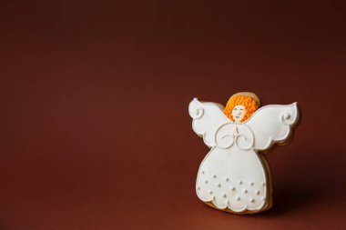 Yılbaşı tatili geçmişi, koyu kırmızı arka planda zencefilli kurabiye. Boşluğu kopyala.