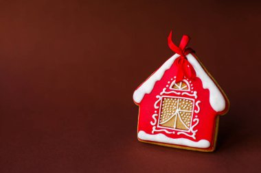 Kurabiye evi. Noel tatil tatlılar. Avrupa Noel tatil gelenekleri. Noel gingerbread kırmızı ev ve tatil dekorasyon kırmızı zemin üzerine