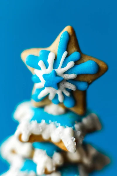 クリスマス正月休日背景 青いクリスマス ツリー ジンジャーブレッド クッキー青の背景に コピー スペース — ストック写真