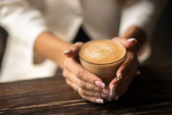 Vrouwelijke Handen Met Mooie Manicure Close Houden Een Beker Met — Stockfoto