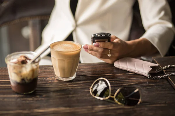 Close Van Handen Van Vrouw Chatten Telefoon Zittend Een Café — Stockfoto