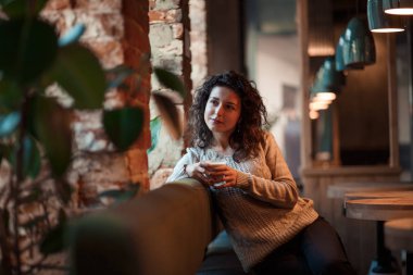 Sevimli kadın gözleri yorgunluk ile kapanış yanağına elini tutarak yorgun görünümlü uykulu ifade sahip. Üzgün ifade ve diş ağrısı olan genç bir kadın. İnsanlar, sorunları, yorgunluk kavramı