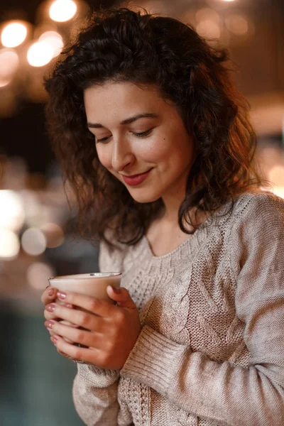 Portret Van Prachtige Business Meisje Koffie Drinken Uit Witte Cup — Stockfoto