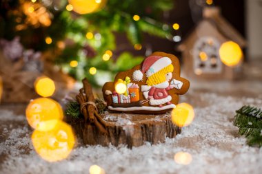 Tatil geleneksel gıda fırın. Gingerbread chirstmas postacı ve hediyeler garland ışıkları ile rahat sıcak dekorasyonu ile kızak.
