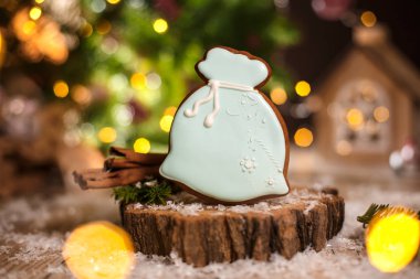 Geleneksel yemek fırını. Zencefilli Noel Baba 'nın Noel Baba' sı. Noel hediyeleri. Çiçekli sıcak bir süsleme..