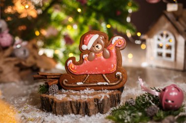 Geleneksel yemek fırını. Kızakta zencefilli Noel ayısı, süslü süslemelerle süslenmiş..