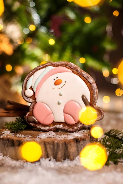 Праздничная Традиционная Пекарня Пряники Счастливо Сидеть Снеговик Снежок Уютном Теплом — стоковое фото