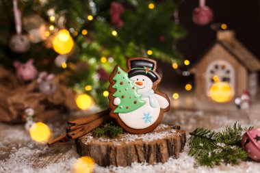 Tatil geleneksel gıda fırın. Noel ağacı garland ışıkları ile rahat sıcak dekorasyonu ile Gingerbread kardan adam.