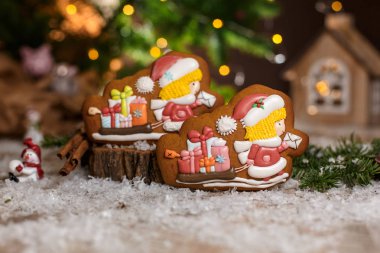 Geleneksel yemek fırını. Zencefilli çörek, iki Noel postacısı ve çiçek ışıklarıyla süslü sıcacık süslemeli bir kızak..