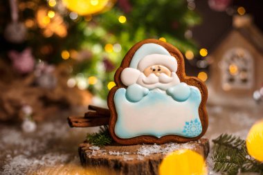 Geleneksel yemek fırını. Zencefilli Noel Baba Noel Baba. Fotokopi alanı olan, hoş, sıcak süslemeli, çelenkli Noel Baba..