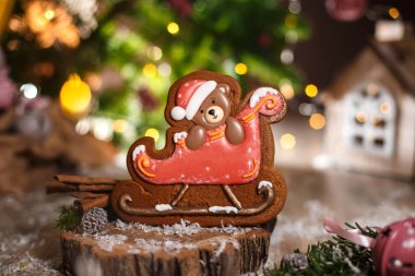 Geleneksel yemek fırını. Kızakta zencefilli Noel ayısı, süslü süslemelerle süslenmiş..