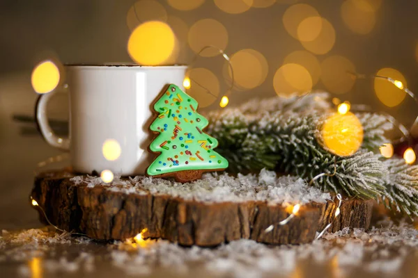 休日の伝統的な食べ物パン屋さん ジンジャーブレッド ガーランド ライトとホット コーヒーのカップと居心地の良い装飾でクリスマス ツリーの緑 — ストック写真