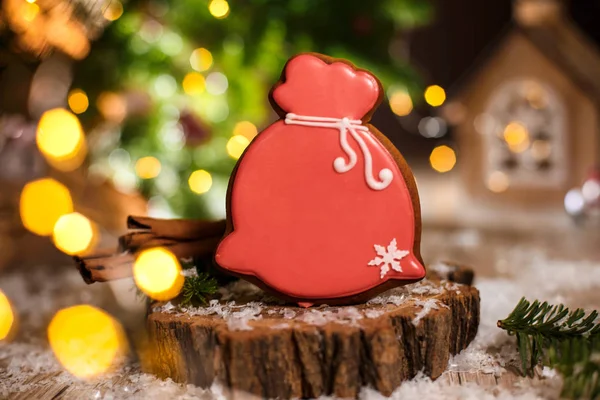 Geleneksel yemek fırını. Zencefilli Noel Baba 'nın Noel Baba' sı. Noel hediyeleri. Çiçekli sıcak bir süsleme..