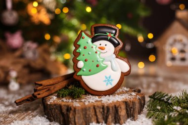 Tatil geleneksel gıda fırın. Noel ağacı garland ışıkları ile rahat sıcak dekorasyonu ile Gingerbread kardan adam.