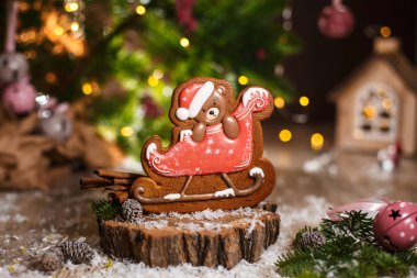 Geleneksel yemek fırını. Kızakta zencefilli Noel ayısı, süslü süslemelerle süslenmiş..