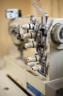 Dikiş makinesinin kilitlenmesiyle ilgili detaylar. İşyeri terzileri. Terzilik endüstrisi..