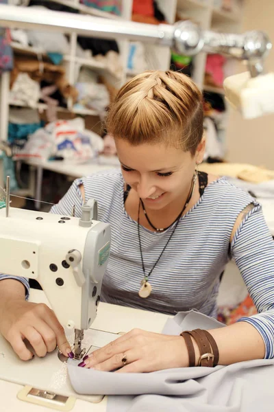Penata Pakaian Pirang Wanita Muda Bekerja Pada Mesin Jahit Ruang — Stok Foto