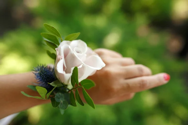 Blommor Dekoratör Hålla Armband För Brudtärna Gjord Färsk Rosa Ros — Stockfoto