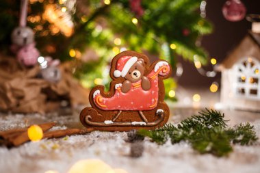 Geleneksel yemek fırını. Kızakta zencefilli Noel ayısı, süslü süslemelerle süslenmiş..