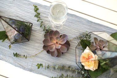 Taze sulu ve gül çiçekli Floraryum şenlik masası süslemesi. Olay taze çiçek süslemesi. Çiçekçi iş akışı. Düğün töreni tasarımı