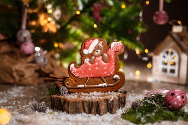 Geleneksel yemek fırını. Kızakta zencefilli Noel ayısı, süslü süslemelerle süslenmiş..