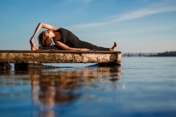 Ung Kvinna Öva Yogaövning Lugn Träpiren Med Staden Bakgrund Sport — Stockfoto