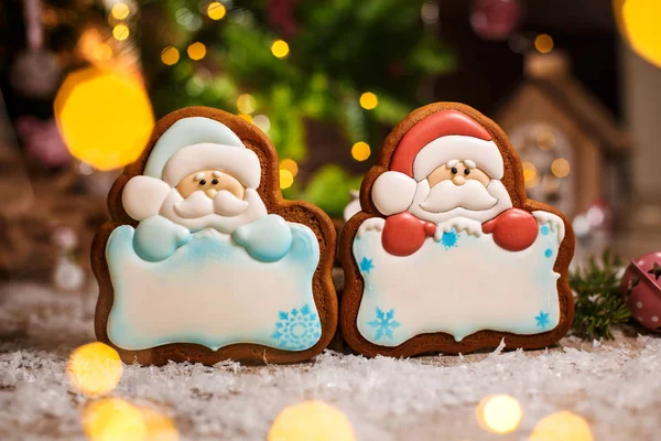 Tatil geleneksel gıda fırın. Noel Baba'nın iki gingerbread kopya alanı garland ışıkları ile rahat sıcak dekorasyonu ile.