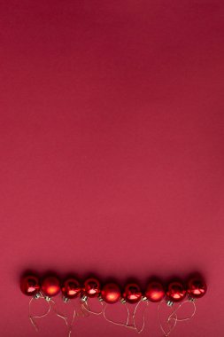 Kırmızı kutlama Noel arka plan üzerinde kırmızı Noel ağacı dekoratif oyuncak top yatay çizgi ortaya koydu. Yılbaşı tatil. Noel tatili.