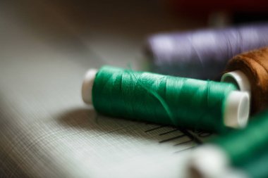 Çok renkli dikiş ipliklerinden oluşan bir set. Terzi endüstrisi..