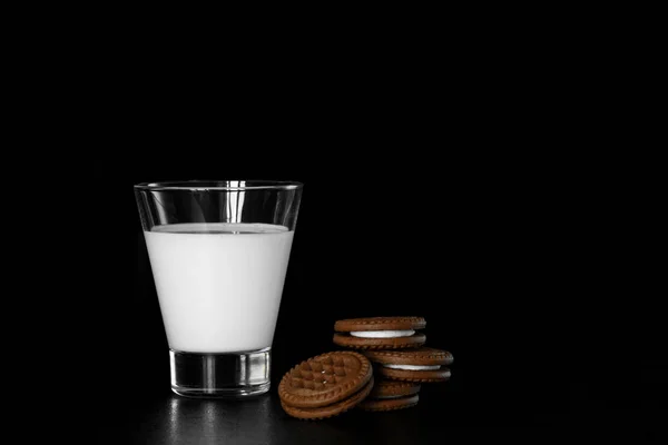 Spritzer Glas Milch Und Schokoladenkekse Auf Schwarzem Hintergrund — Stockfoto