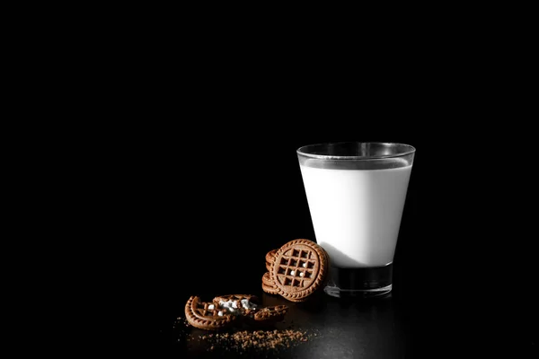 Glas Milch Und Schokoladenkekse Auf Schwarzem Hintergrund — Stockfoto