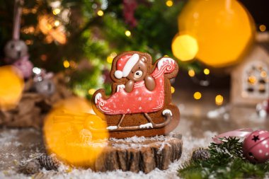 Geleneksel yemek fırını. Kızakta zencefilli Noel ayısı, süslü süslemelerle süslenmiş..