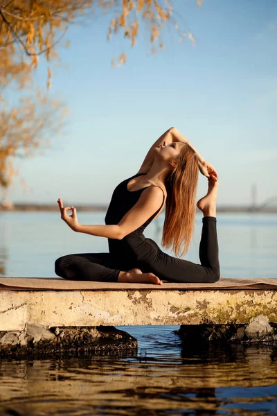 Chica Joven Practicando Ejercicio Yoga Muelle Tranquilo Parque Otoño — Foto de Stock