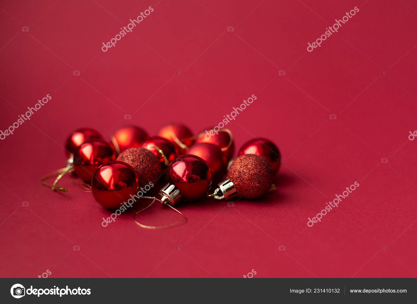 Arvore Natal Vermelho Bolas Brinquedos Decorativos Fundo Natal Celebratorio Vermelho Stock Photo C Kukota 231410132
