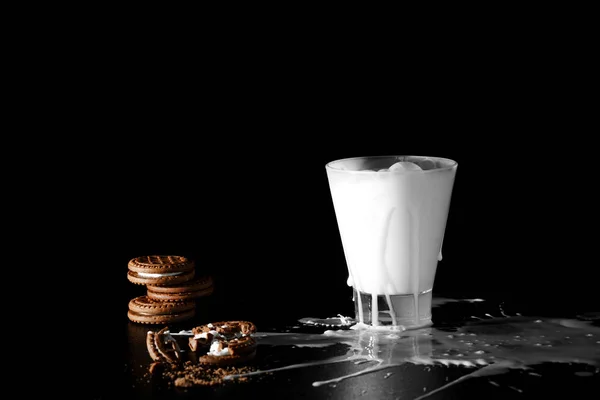 黒い背景にミルクとチョコレート クッキーのガラスでスプラッシュ — ストック写真