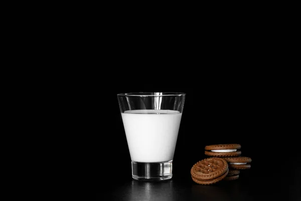 Glas Milch Und Schokoladenkekse Auf Schwarzem Hintergrund — Stockfoto