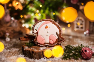 Tatil geleneksel gıda fırın. Gingerbread mutlu oturma kardan adam veya kartopu garland ışıkları ile rahat sıcak dekorasyonu.