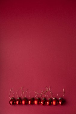 Kırmızı kutlama Noel arka plan üzerinde kırmızı Noel ağacı dekoratif oyuncak top yatay çizgi ortaya koydu. Yılbaşı tatil. Noel tatili.