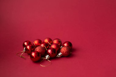 Kırmızı kutlama Noel arka plan üzerinde kırmızı Noel ağacı dekoratif oyuncak topları. Yılbaşı tatil. Noel tatili.