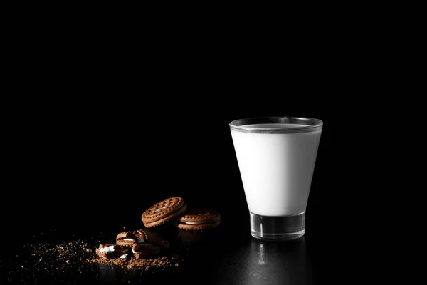 Glas Milch Und Schokoladenkekse Auf Schwarzem Hintergrund — Stockfoto