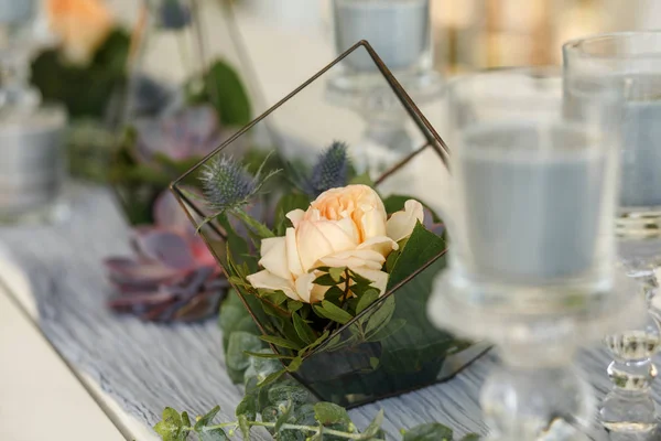 Florarium Con Flores Frescas Suculentas Rosas Decoración Mesa Festiva Evento — Foto de Stock