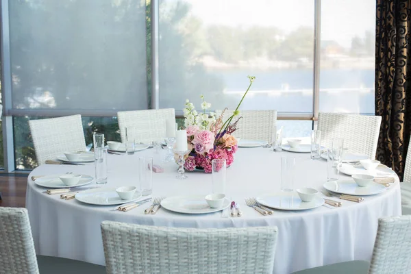 Tafel Van Event Witte Restaurant Geserveerd Wachten Voor Gasten — Stockfoto